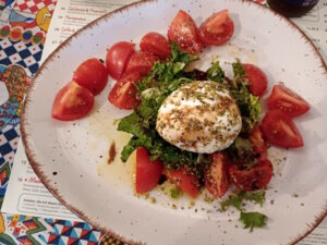 Traditionell serviert wie in Kampanien: Caprese di Bufala Campana mit sonnengereiften Tomaten, Büffelmozzarella und frischem Basilikum – einfach, ehrlich und mediterran. (Foto: © Svitlana Glumm)