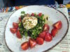 Caprese di Bufala Campana – cremige Büffelmozzarella auf frischem Salat mit reifen Tomaten und einem Hauch von Oregano. So schmeckt Italien in seiner schlichtesten Form. (Foto: © Svitlana Glumm)