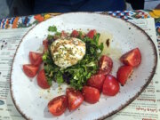 Caprese di Bufala Campana – cremige Büffelmozzarella auf frischem Salat mit reifen Tomaten und einem Hauch von Oregano. So schmeckt Italien in seiner schlichtesten Form. (Foto: © Svitlana Glumm)