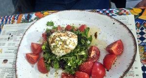 Caprese di Bufala Campana – cremige Büffelmozzarella auf frischem Salat mit reifen Tomaten und einem Hauch von Oregano. So schmeckt Italien in seiner schlichtesten Form. (Foto: © Svitlana Glumm)