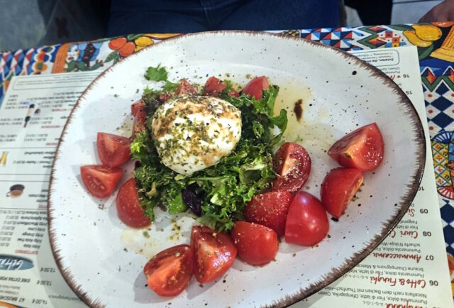 insalata-salat-caprese-mozarella-tomate (2) Caprese di Bufala Campana – cremige Büffelmozzarella auf frischem Salat mit reifen Tomaten und einem Hauch von Oregano. So schmeckt Italien in seiner schlichtesten Form. (Foto: © Svitlana Glumm)