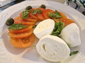 Regionale Lebensmittel wie sonnengereifte Tomaten, frischer Mozzarella und Oliven stehen für die Lebensqualität, die viele in Italien neu entdecken. (Foto: © Bastian Glumm)