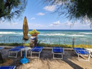 Halbpension auf Ischia: Zwischen Frühstück und Abendessen bleibt viel Zeit zum Entspannen – etwa hier, direkt am Meer, mit hoteleigenen Liegen und herrlichem Blick auf das Tyrrhenische Meer. (Foto: © Bastian Glumm)