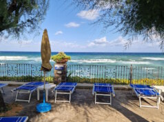 Halbpension auf Ischia: Zwischen Frühstück und Abendessen bleibt viel Zeit zum Entspannen – etwa hier, direkt am Meer, mit hoteleigenen Liegen und herrlichem Blick auf das Tyrrhenische Meer. (Foto: © Bastian Glumm)