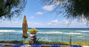 Halbpension auf Ischia: Zwischen Frühstück und Abendessen bleibt viel Zeit zum Entspannen – etwa hier, direkt am Meer, mit hoteleigenen Liegen und herrlichem Blick auf das Tyrrhenische Meer. (Foto: © Bastian Glumm)