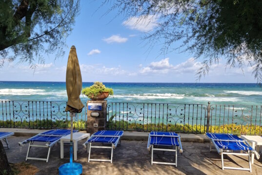 Halbpension auf Ischia: Zwischen Frühstück und Abendessen bleibt viel Zeit zum Entspannen – etwa hier, direkt am Meer, mit hoteleigenen Liegen und herrlichem Blick auf das Tyrrhenische Meer. (Foto: © Bastian Glumm)