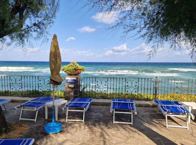 ischia-hotel-vollpension-halbpension (1) Halbpension auf Ischia: Zwischen Frühstück und Abendessen bleibt viel Zeit zum Entspannen – etwa hier, direkt am Meer, mit hoteleigenen Liegen und herrlichem Blick auf das Tyrrhenische Meer. (Foto: © Bastian Glumm)