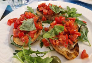 Auch wenn mittags nichts in der Halbpension enthalten ist: Kleine Snacks wie diese frische Bruschetta gibt’s im Hotel – geschmacklich top, preislich mit neun Euro der günstigste Mittagssnack. (Foto: © Bastian Glumm)