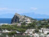 Blick auf das Castello Aragonese bei Ischia Ponte. Die Festung gilt als historisches Herz der Insel und war über Jahrhunderte politisches und militärisches Zentrum. (Foto: © Bastian Glumm)