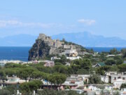Blick auf das Castello Aragonese bei Ischia Ponte. Die Festung gilt als historisches Herz der Insel und war über Jahrhunderte politisches und militärisches Zentrum. (Foto: © Bastian Glumm)