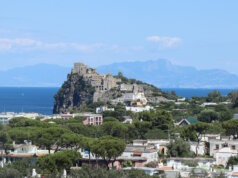 Ischia: Alltag, Geschichte und Erholung im Golf von Neapel Blick auf das Castello Aragonese bei Ischia Ponte. Die Festung gilt als historisches Herz der Insel und war über Jahrhunderte politisches und militärisches Zentrum. (Foto: © Bastian Glumm)