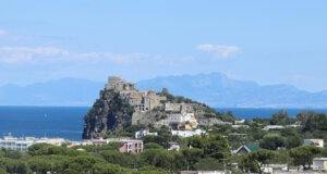 Ischia: Alltag, Geschichte und Erholung im Golf von Neapel Blick auf das Castello Aragonese bei Ischia Ponte. Die Festung gilt als historisches Herz der Insel und war über Jahrhunderte politisches und militärisches Zentrum. (Foto: © Bastian Glumm)