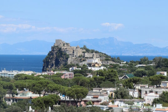 Blick auf das Castello Aragonese bei Ischia Ponte. Die Festung gilt als historisches Herz der Insel und war über Jahrhunderte politisches und militärisches Zentrum. (Foto: © Bastian Glumm)