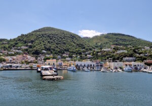 Der Fährhafen von Ischia ist zentrale Anlaufstelle für den Schiffsverkehr vom Festland. Hier kommen Fähren und Schnellboote aus Neapel und Pozzuoli an. (Foto: © Bastian Glumm)