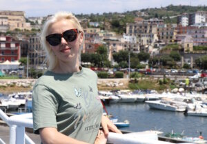 Svitlana Glumm, Redakteurin von Vivere in Italien, auf der Fähre im Hafen von Pozzuoli. Die Überfahrt ist der einzige Zugang zur Insel Ischia und fester Bestandteil des Insellebens. (Foto: © Bastian Glumm)