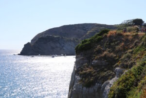 Zerklüftete Küsten und vulkanische Felsformationen prägen die Landschaft Ischias. Die geologische Herkunft ist bis heute sichtbar. (Foto: © Bastian Glumm)