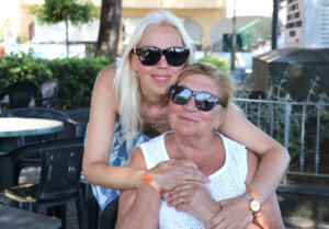 Svitlana mit ihrer Mutter auf Ischia: Sie ist seit über 20 Jahren in Italien zuhause und für uns als Expats nicht nur Orientierung, sondern der wichtigste Mensch auf unserem Weg ins neue Leben. (Foto: © Bastian Glumm)