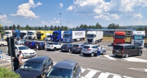 Über Weihnachten Richtung Italien: Wo Reisende mit Staus rechnen müssen Starker Reiseverkehr an einem Autogrill entlang der italienischen Autobahn: Besonders vor Weihnachten kommt es auf den Hauptachsen und Rastplätzen landesweit zu hohem Verkehrsaufkommen und Verzögerungen. (Foto: © Bastian Glumm)