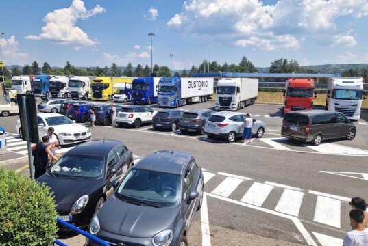 Starker Reiseverkehr an einem Autogrill entlang der italienischen Autobahn: Besonders vor Weihnachten kommt es auf den Hauptachsen und Rastplätzen landesweit zu hohem Verkehrsaufkommen und Verzögerungen. (Foto: © Bastian Glumm)