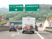 Mit Fahrradträger unterwegs auf Italiens Autobahnen: Ragt die Ladung über das Fahrzeug hinaus, ist eine korrekt angebrachte Warntafel Pflicht, sonst droht ein Bußgeld. (Foto: © mariakray / Shutterstock.com)