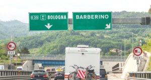 Warntafel in Italien: Pflicht, Regeln und warum Bußgelder drohen Mit Fahrradträger unterwegs auf Italiens Autobahnen: Ragt die Ladung über das Fahrzeug hinaus, ist eine korrekt angebrachte Warntafel Pflicht, sonst droht ein Bußgeld. (Foto: © mariakray / Shutterstock.com)