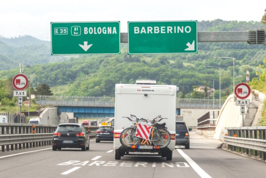 Mit Fahrradträger unterwegs auf Italiens Autobahnen: Ragt die Ladung über das Fahrzeug hinaus, ist eine korrekt angebrachte Warntafel Pflicht, sonst droht ein Bußgeld. (Foto: © mariakray / Shutterstock.com)