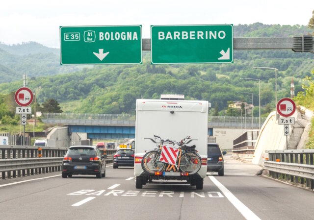 Mit Fahrradträger unterwegs auf Italiens Autobahnen: Ragt die Ladung über das Fahrzeug hinaus, ist eine korrekt angebrachte Warntafel Pflicht, sonst droht ein Bußgeld. (Foto: © mariakray / Shutterstock.com)