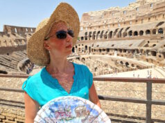 Rom glüht: Besucherinnen am Kolosseum trotzen der Hitze mit Sonnenhüten und Fächern. Die Temperaturen erreichten hier zuletzt bis zu 39 °C – bei kaum vorhandener Luftzirkulation in der antiken Arena. (Foto: © Bastian Glumm)
