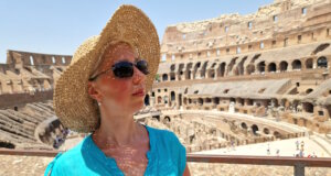Rom glüht: Besucherinnen am Kolosseum trotzen der Hitze mit Sonnenhüten und Fächern. Die Temperaturen erreichten hier zuletzt bis zu 39 °C – bei kaum vorhandener Luftzirkulation in der antiken Arena. (Foto: © Bastian Glumm)