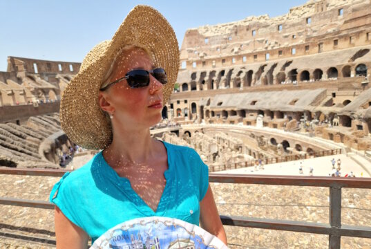 Rom glüht: Besucherinnen am Kolosseum trotzen der Hitze mit Sonnenhüten und Fächern. Die Temperaturen erreichten hier zuletzt bis zu 39 °C – bei kaum vorhandener Luftzirkulation in der antiken Arena. (Foto: © Bastian Glumm)