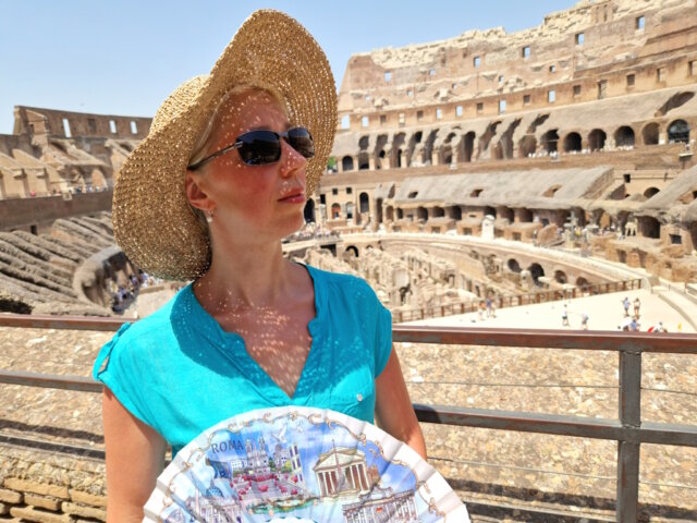 italien-hitze-temperaturen-rom (1) Rom glüht: Besucherinnen am Kolosseum trotzen der Hitze mit Sonnenhüten und Fächern. Die Temperaturen erreichten hier zuletzt bis zu 39 °C – bei kaum vorhandener Luftzirkulation in der antiken Arena. (Foto: © Bastian Glumm)