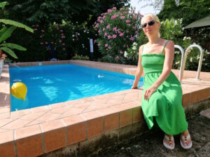 In den heißen Mittagsstunden suchen viele Italienerinnen und Urlauber Schatten oder Abkühlung – etwa im privaten Garten oder am Hotelpool. Temperaturen über 38 Grad lassen Außenbereiche vielerorts verwaisen. (Foto: © Bastian Glumm)