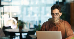 Arbeiten in Italien 2026: Beruflicher Alltag zwischen Arbeitsrecht, Steuern und neuen Arbeitsmodellen. (Foto: © mavoimages / Adobe Stock)