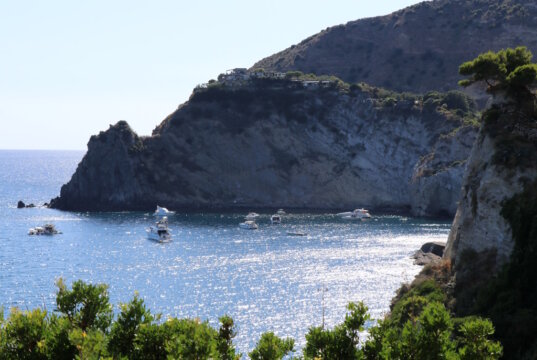 Ruhestand am Meer: In geschützten Buchten des Südens genießen viele Rentner ihren Lebensabend umgeben von Natur, Sonne und mediterraner Gelassenheit. (Foto: © Bastian Glumm)