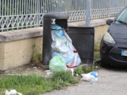 Überfüllter Mülleimer in einer italienischen Seitenstraße – wer Abfälle achtlos entsorgt, riskiert hohe Geldstrafen. (Foto: © Bastian Glumm)