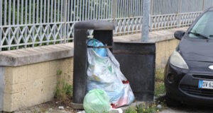 Überfüllter Mülleimer in einer italienischen Seitenstraße – wer Abfälle achtlos entsorgt, riskiert hohe Geldstrafen. (Foto: © Bastian Glumm)