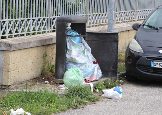 italien-muell-.regeln Überfüllter Mülleimer in einer italienischen Seitenstraße – wer Abfälle achtlos entsorgt, riskiert hohe Geldstrafen. (Foto: © Bastian Glumm)