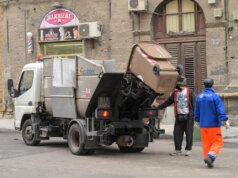 Nebenkosten in Italien: Was auf Auswanderer wirklich zukommt Müllabfuhr in Italien: Die kommunale Gebühr TARI gehört zu den festen Nebenkosten und wird unabhängig vom tatsächlichen Verbrauch erhoben. (Foto: © imageBROKER.com / Alamy Stock Photo)