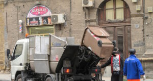 Nebenkosten in Italien: Was auf Auswanderer wirklich zukommt Müllabfuhr in Italien: Die kommunale Gebühr TARI gehört zu den festen Nebenkosten und wird unabhängig vom tatsächlichen Verbrauch erhoben. (Foto: © imageBROKER.com / Alamy Stock Photo)