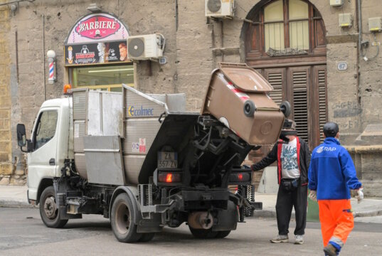 Müllabfuhr in Italien: Die kommunale Gebühr TARI gehört zu den festen Nebenkosten und wird unabhängig vom tatsächlichen Verbrauch erhoben. (Foto: © imageBROKER.com / Alamy Stock Photo)