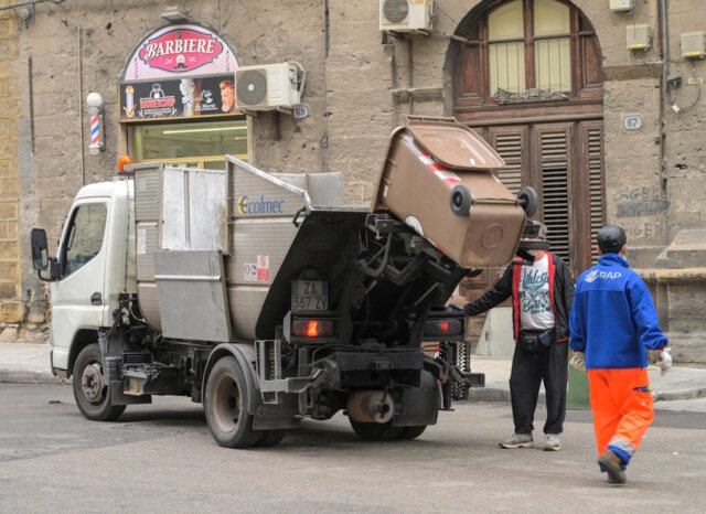 italien-muellabfuhr-muellauto-tari-web Müllabfuhr in Italien: Die kommunale Gebühr TARI gehört zu den festen Nebenkosten und wird unabhängig vom tatsächlichen Verbrauch erhoben. (Foto: © imageBROKER.com / Alamy Stock Photo)