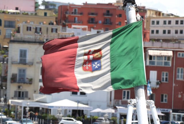 italien-pozzuoli-hafen-auswandern Auswandern nach Italien: Wer dauerhaft im Land leben will, braucht mehr als nur Fernweh – Aufenthaltsstatus, Gesundheitsversorgung und Steuerregelungen entscheiden über einen gelungenen Neustart. (Foto: © Bastian Glumm)