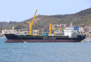 Frachtschiff vor italienischer Küste: Der maritime Gütertransport blieb 2024 insgesamt stabil, italienische Häfen zählen weiter zu den wichtigsten Umschlagplätzen Europas. (Foto: © Bastian Glumm)