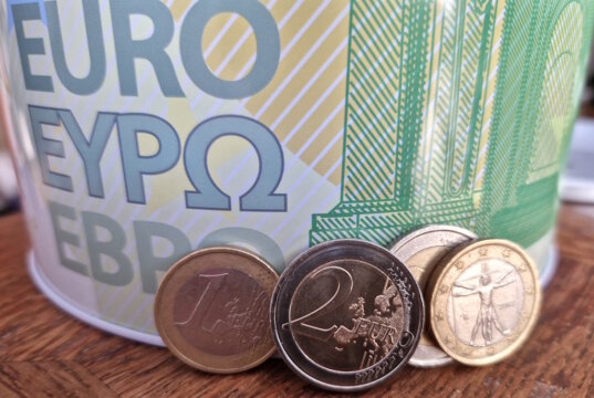 Euro-Münzen spiegeln die finanzielle Realität wider, in der sich Privatpersonen in Italien mit dem Steuersystem 2026 bewegen. (Foto: © Bastian Glumm)