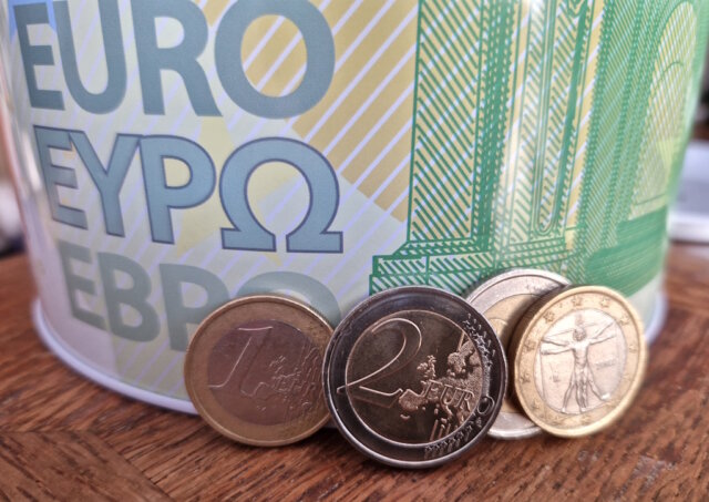 italien-steuern-geld-euro Euro-Münzen spiegeln die finanzielle Realität wider, in der sich Privatpersonen in Italien mit dem Steuersystem 2026 bewegen. (Foto: © Bastian Glumm)