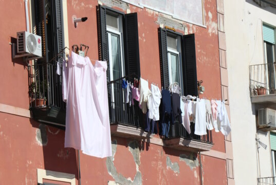 Italien zwischen Tradition und Moderne: Warum Wäscheleinen auf Balkonen mehr als nur ein Klischee sind. (Foto: © Bastian Glumm)