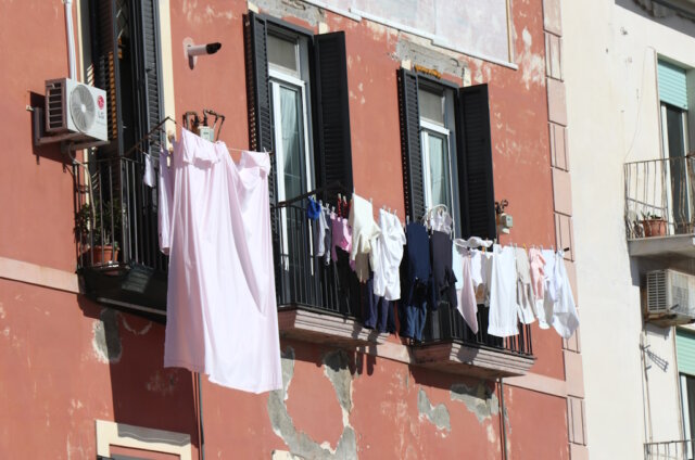 Italien zwischen Tradition und Moderne: Warum Wäscheleinen auf Balkonen mehr als nur ein Klischee sind. (Foto: © Bastian Glumm)