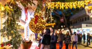 Ein stimmungsvolles Erlebnis: Weihnachten in Jesolo Mitten am winterlichen Meer gelegen, bietet Jesolo zur Weihnachtszeit einen einzigartigen Weihnachtsmarkt, der mit vielen kulinarischen Überraschungen überzeugt und zum gemütlichen Flanieren mit der ganzen Familie einlädt. (Foto: © Jesolo Media House)