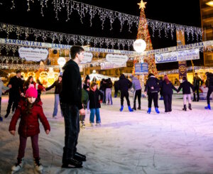 Das abwechslungsreiche Angebot richtet sich an alle Generationen. Vom traditionellen Weihnachtsmarkt über unterhaltsames Eislaufen oder eine der vielen Strandveranstaltungen: In Jesolo trifft Tradition auf Moderne.