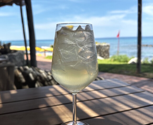 kalabrien-bergamotte-cocktail (1) Drei Sommerdrinks aus Kalabrien: Bergamotte und Zitrone geben in diesen Cocktails den Ton an – mediterran, frisch und voller Charakter. (Foto: © Mediterranean Hospitality)